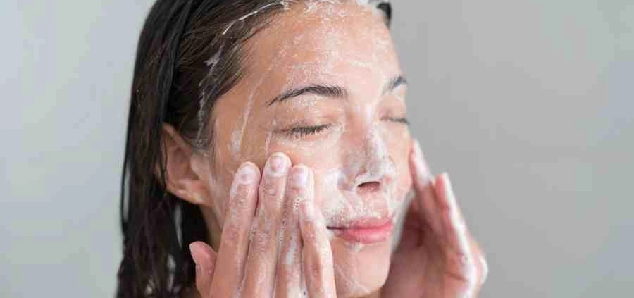 بهترین-فوم-شستشوی-صورت-روشن-کننده