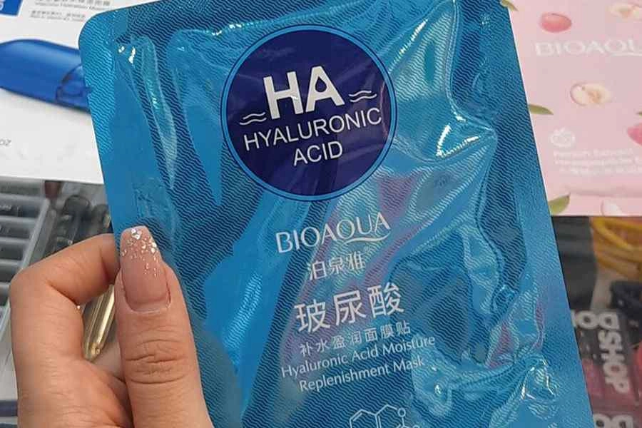 ماسک هیالورونیک اسید، بهعنوان قویترین ماسک روشن کننده پوست صورت با مهار تولید ملانین با لکههای تیره مبارزه میکند.